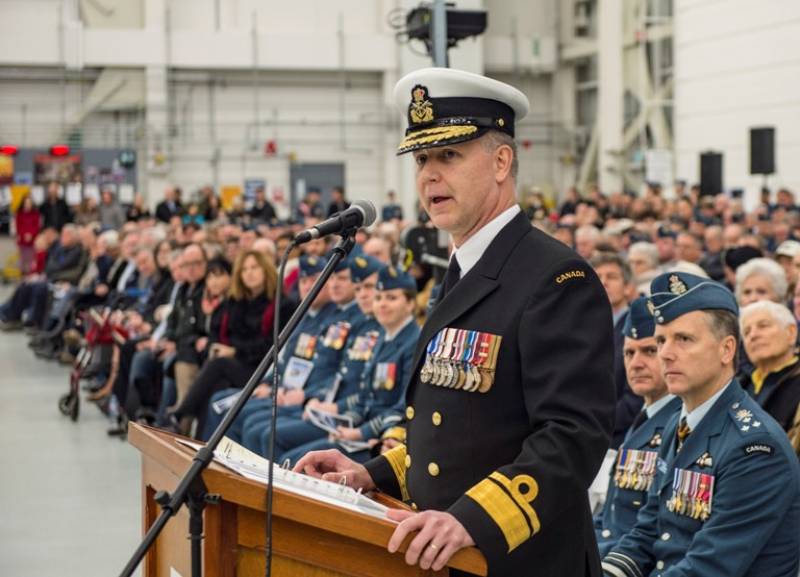 El contraAlmirante Art McDonald, comandante adjunto del RCN, tambin tuvo unas palabras de despedida para el Sea King. (foto: Leading Seaman Laurance Clarke)
