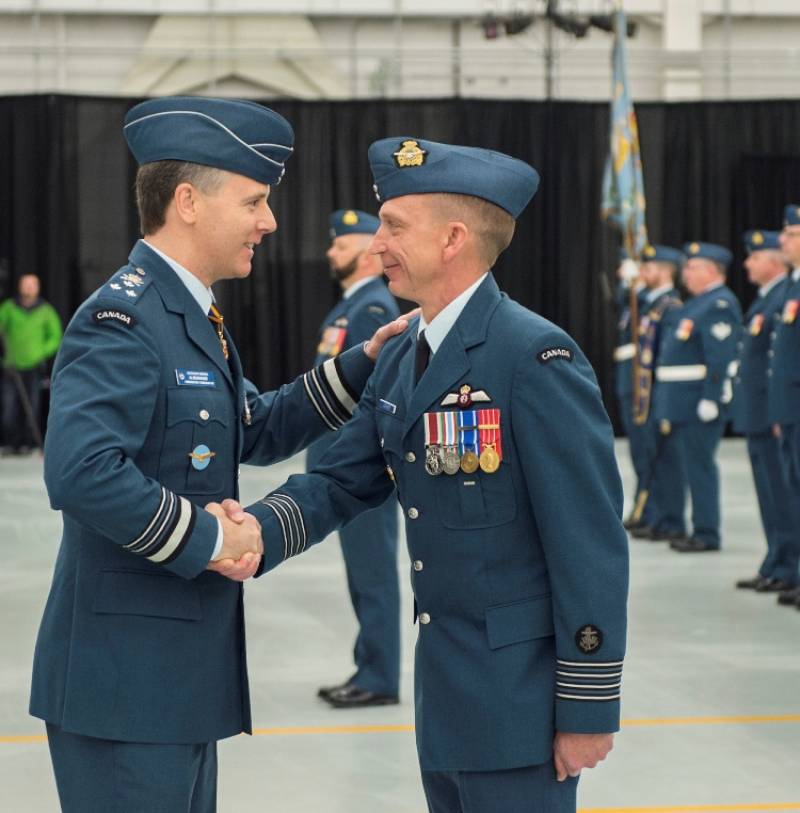 Saludo entre el teniente general al Meinzinger, comandante de la RFAC, y el coronel SID Connor, comandante de 12 Wing Shearwater, Nueva Escocia.