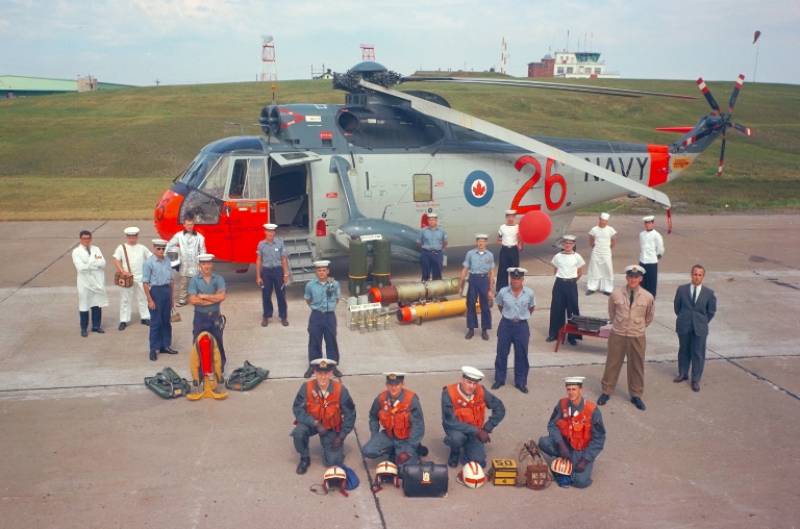 Representantes del equipo que mantienen y utilizan este Sea King del HS-50 Squadron, basado en Shearwater, Nueva Escocia. (foto: DND)