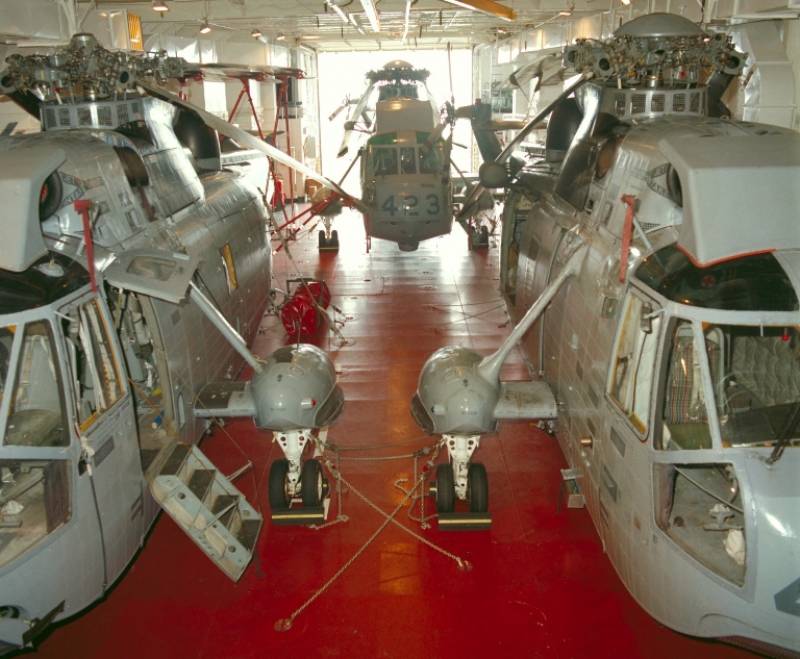 Sea Kings en los hangares del HMCS en 1990. (foto DND)