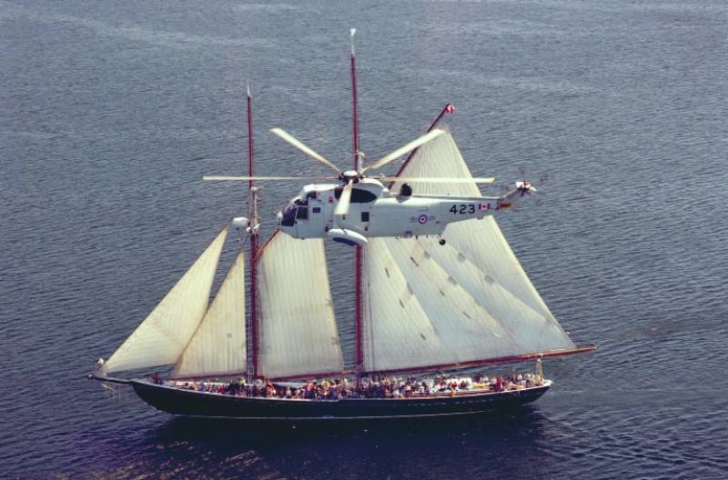 Foto de 1978, un Sea King pegado Bluenose II. (foto DND)