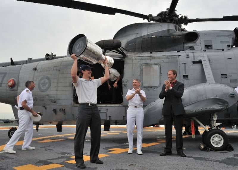 Sidney Crosby, capitn de los pinginos de Pittsburgh, vol a bordo de un Sea King cuando trajo la Copa Stanley a su ciudad natal de Cole Harbour, Nueva Escocia, el 7 de agosto de 2009. (foto: Martin Roy)