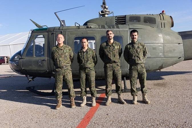 La tripulación que realizó el último vuelo del UH-1H, encabezada por el teniente coronel Muñoz Bueno (primero por la izquierda).