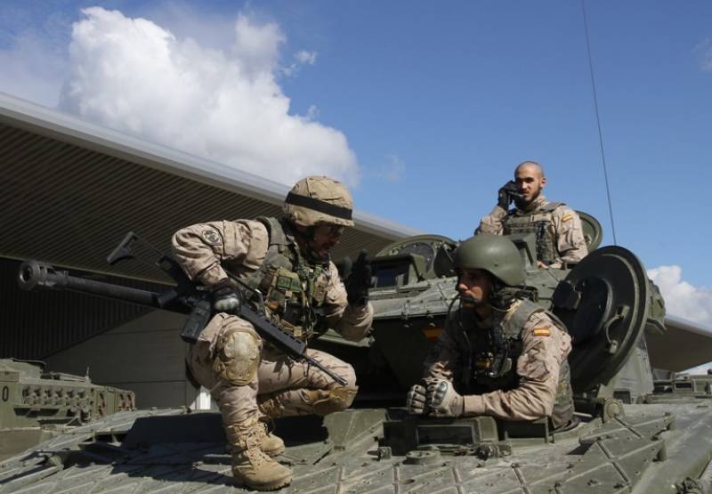 La tripulación básica de un “Pizarro” son 3 profesionales: el jefe del vehículo, portando un fusil de asalto HK G-36, el conductor y el artillero La tripulación básica de un “Pizarro” son 3 profesionales: el jefe del vehículo, portando un fusil de asalto HK G-36, el conductor y el artillero