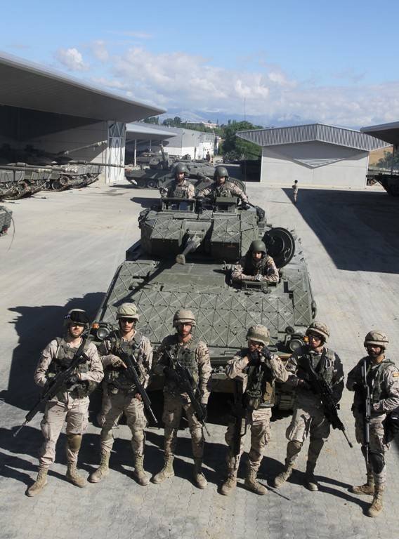 Un “Pizarro” y su dotación, los 3 tripulantes y los 6 fusileros totalmente equipados, que transporta normalmente Un “Pizarro” y su dotación, los 3 tripulantes y los 6 fusileros totalmente equipados, que transporta normalmente