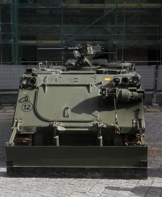 Vista frontal de un M-113VCZ del BZMZ XII. Se aprecia la pala empujadora en la parte frontal del vehículo Vista frontal de un M-113VCZ del BZMZ XII. Se aprecia la pala empujadora en la parte frontal del vehículo