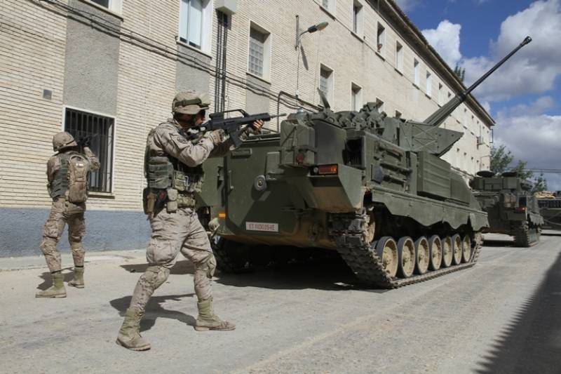 Los entrenamientos en la BRIAC XII son continuos, como este en el que los infantes cubren el avance de 2 “Pizarro” y un “Leopardo” Los entrenamientos en la BRIAC XII son continuos, como este en el que los infantes cubren el avance de 2 “Pizarro” y un “Leopardo”