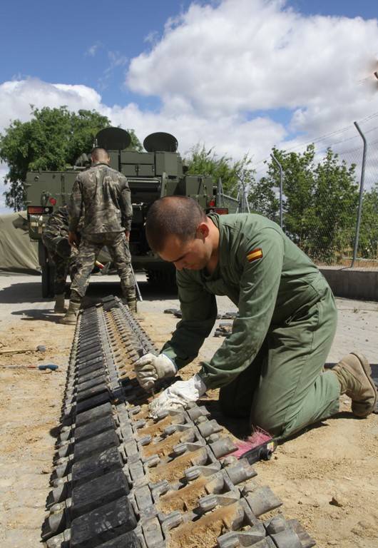Tareas de cambio de los tacos de goma de la cadena de un “Pizarro”. Detrás de cada hora en movimiento hay muchas de mantenimiento Tareas de cambio de los tacos de goma de la cadena de un “Pizarro”. Detrás de cada hora en movimiento hay muchas de mantenimiento