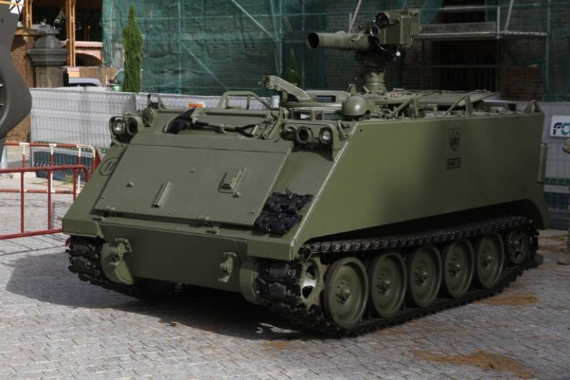 Uno de los TOA del “Asturias” nº 31 adaptado para llevar el voluminoso sistema anticarro estadounidense TOW Uno de los TOA del “Asturias” nº 31 adaptado para llevar el voluminoso sistema anticarro estadounidense TOW