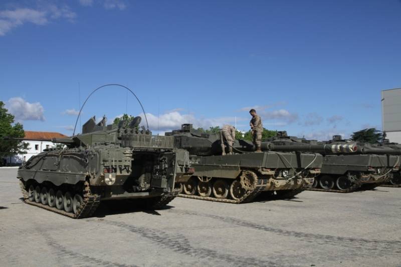 Durante una inspección de material podemos ver un “Pizarro”, en primer plano, junto a un par de carros “Leopardo 2E” Durante una inspección de material podemos ver un “Pizarro”, en primer plano, junto a un par de carros “Leopardo 2E”
