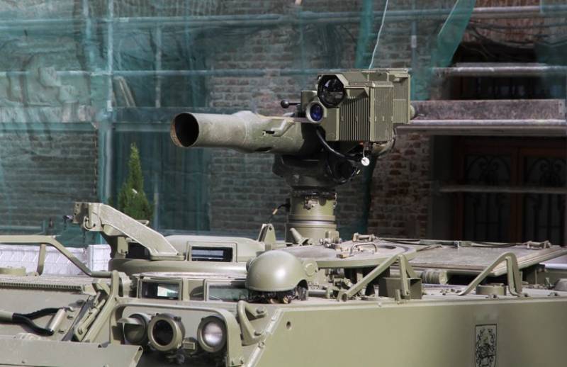 Destalle del lanzador de misiles anticarro TOW situado en una variante del TOA M-113 especialmente diseñada para portarlo Destalle del lanzador de misiles anticarro TOW situado en una variante del TOA M-113 especialmente diseñada para portarlo