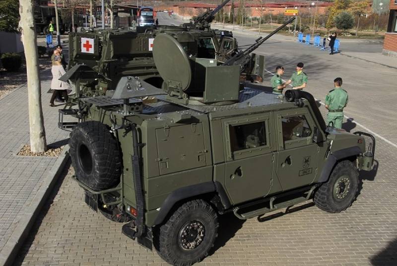 El vehculo protegido Iveco LMV Lince armado con una ametralladora Browning de 12,70 mm.