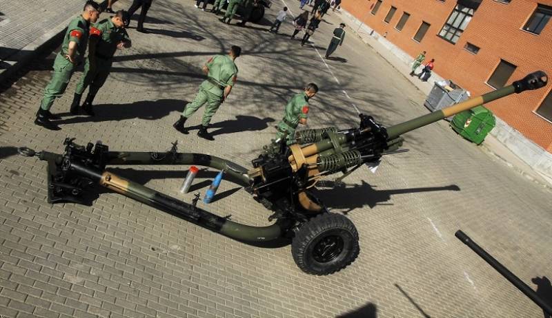 El obs remolcado britnico  L118/119 Light Gun de 105 mm.