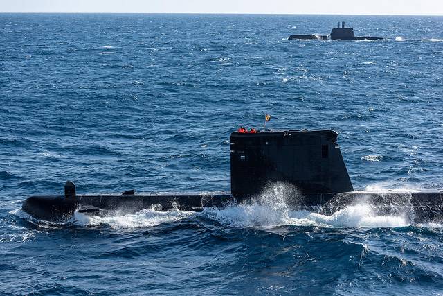 En primer plano vemos al  submarino de la Armada española “Tramontana” (S-73).