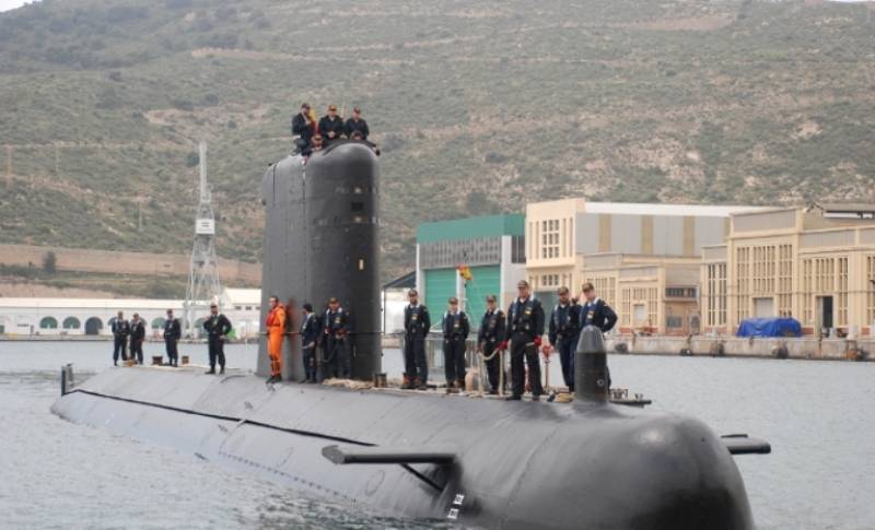 Submarino Tramontana (S 74) atracando en la Base de Submarinos después de la entrega de mando Submarino Tramontana (S 74) atracando en la Base de Submarinos después de la entrega de mando