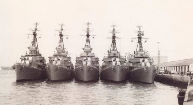 La 21ª Escuadrilla de Destructores, los 5 Latinos abarloados en puerto La 21ª Escuadrilla de Destructores, los 5 Latinos abarloados en puerto