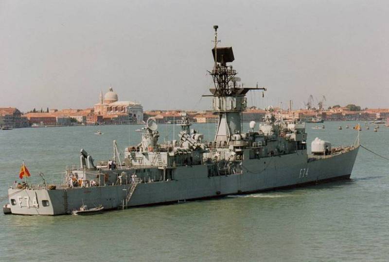 Fragata Asturias saliendo de puerto con remolque dado Fragata Asturias saliendo de puerto con remolque dado