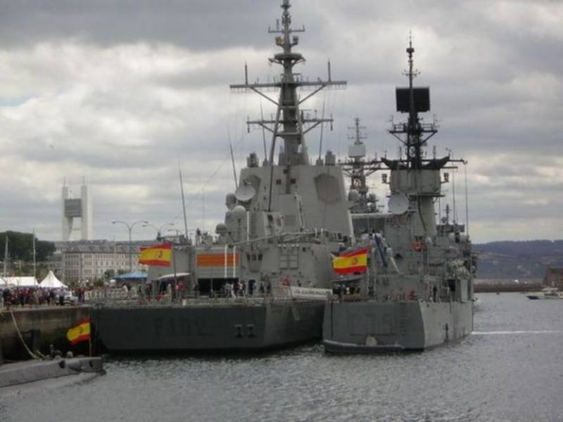 Fragatas clase Alvaro de Bazán y Baleares abarloadas en puerto Fragatas clase Alvaro de Bazán y Baleares abarloadas en puerto