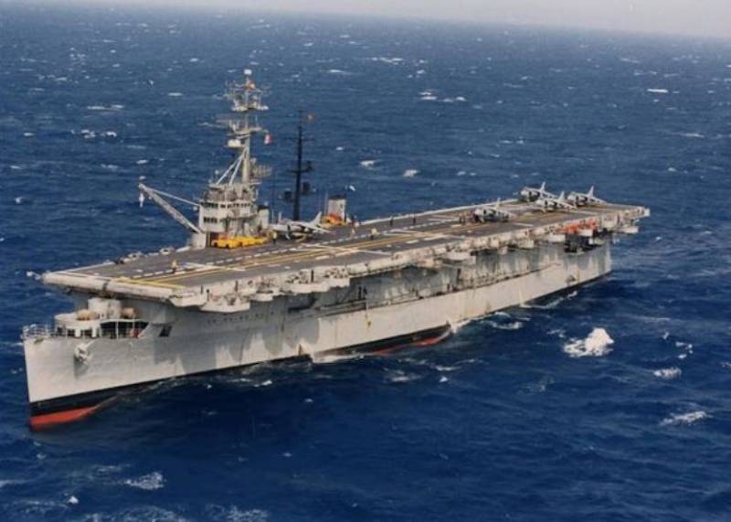 Portaaviones Dédalo navegando con fuerte marejada Portaaviones Dédalo navegando con fuerte marejada