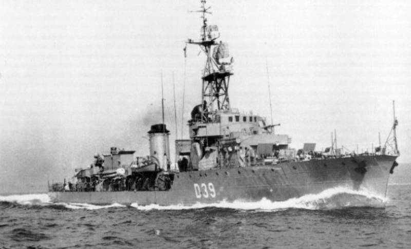 Destructor Relámpago (D 39), más tarde fragata rápida, a toda máquina realizando las pruebas de mar Destructor Relámpago (D 39), más tarde fragata rápida, a toda máquina realizando las pruebas de mar
