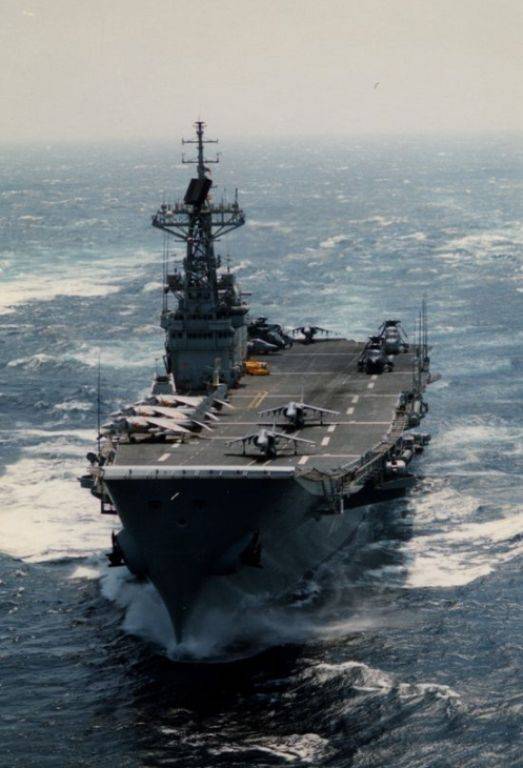 Portaviones Príncipe de Asturias en operaciones de vuelo con aviones Harrier en su cubierta Portaviones Príncipe de Asturias en operaciones de vuelo con aviones Harrier en su cubierta