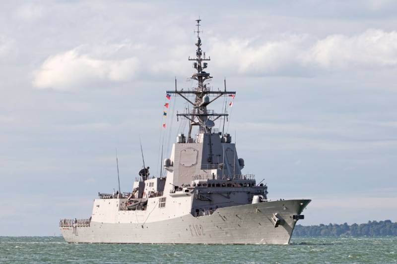 Fragata Juan de Borbón (F 102) aproximándose a puerto con la numeral izada Fragata Juan de Borbón (F 102) aproximándose a puerto con la numeral izada