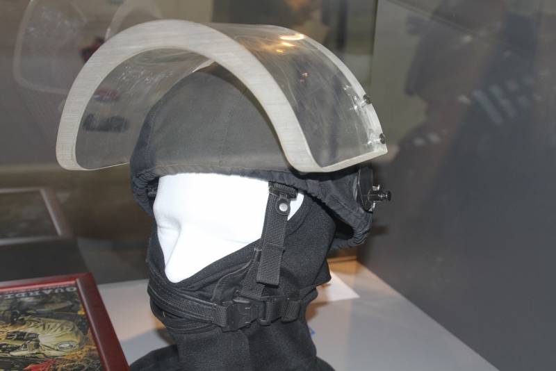 Uno de los cascos de intervenci�n que utiliza la UEI.