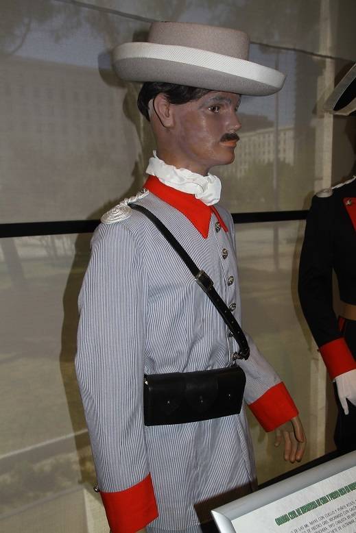 Entre los múltiples uniformes expuestos destaca este utilizado en Cuba, conocido como rayadillo.