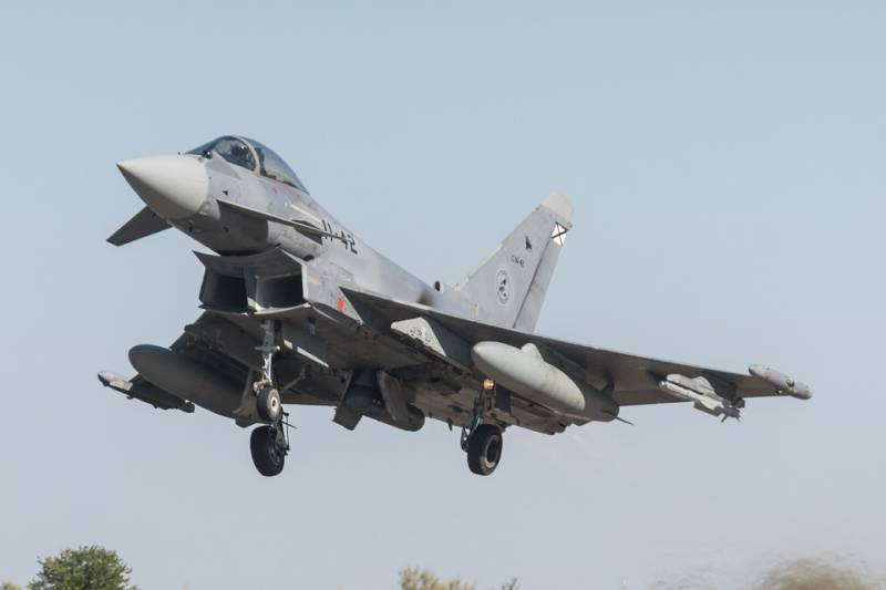 1-	Un Eurofighter del Ala 11 despegando desde la Base Area de Zaragoza, para realizar la misin de defensa area del COMAO.