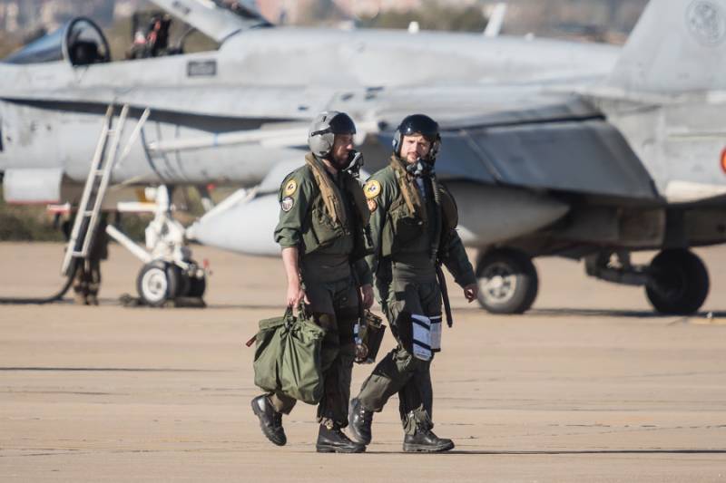 6-	Dos pilotos del Ala 15 se dirigen a sus EF-18M, para cumplir una nueva misin de la intensa campaa area.