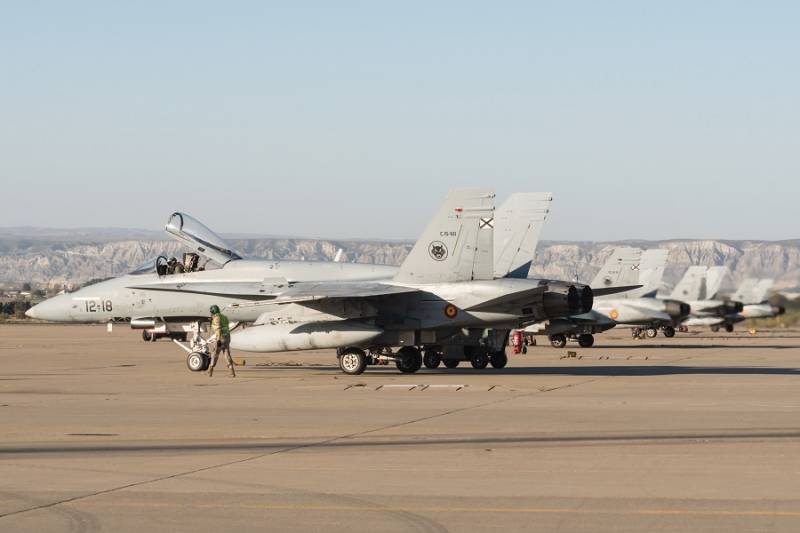 7-	Lnea de EF-18M del Ala 12, en la plataforma de la Base Area de Zaragoza.