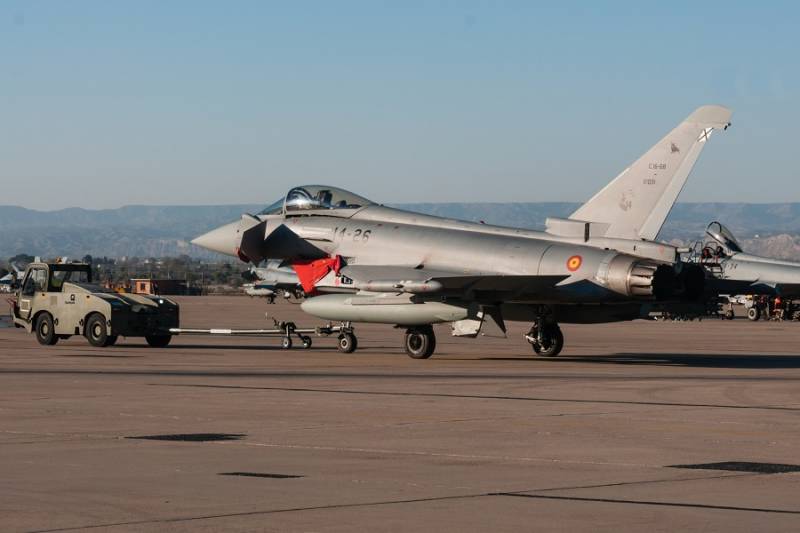 9-	Un Eurofighter del Ala 14 es remolcado para su participacin en la prxima misin