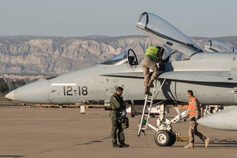 11-	Mecnicos de lnea y un piloto del Ala 12 en la plataforma de Zaragoza.
