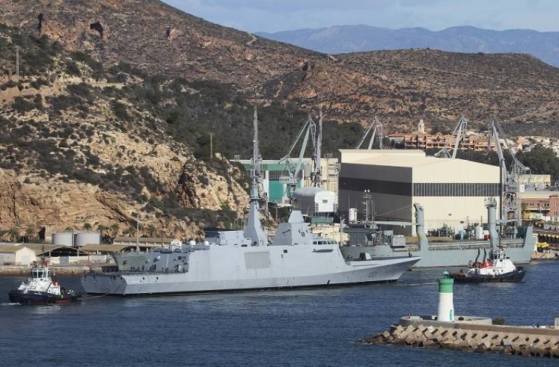 La moderna fragata �Tahya Misr� entrando por la bocana del puerto de Cartagena, en segundo plano se ve le nav�o auxiliar de la Armada �Camino Espa�ol�.