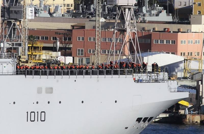 A la entrada en Cartagena el LHD �Gamal Abdel Nasser� parte de la dotaci�n estaba formada cubriendo cubierta.