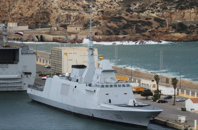 Vista desde cierta altura se aprecia mejor el dise�o de baja firma ante el radar de la fragata de tipo  FREMM �Tahya Misr�, que se aproxima a los de tipo stealth norteamericanos y rusos.