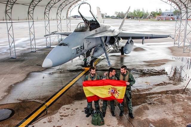 Tres de los pilotos del Ala 12 posan, antes de despegar, con la bandera de España. Tres de los pilotos del Ala 12 posan, antes de despegar, con la bandera de España.
