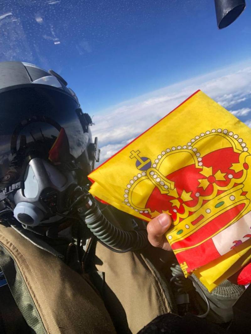 La bandera de mochila, que proviene de la época de la Guerra de Marruecos, se ha extendido entre todos los militares participantes en las misiones internacionales. (foto: Ejército del Aire). La bandera de mochila, que proviene de la época de la Guerra de Marruecos, se ha extendido entre todos los militares participantes en las misiones internacionales. (foto: Ejército del Aire).