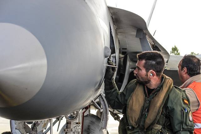 Antes de despegar los pilotos del Ala 12 realizaron la imprescindible inspección pre-vuelo. Antes de despegar los pilotos del Ala 12 realizaron la imprescindible inspección pre-vuelo.