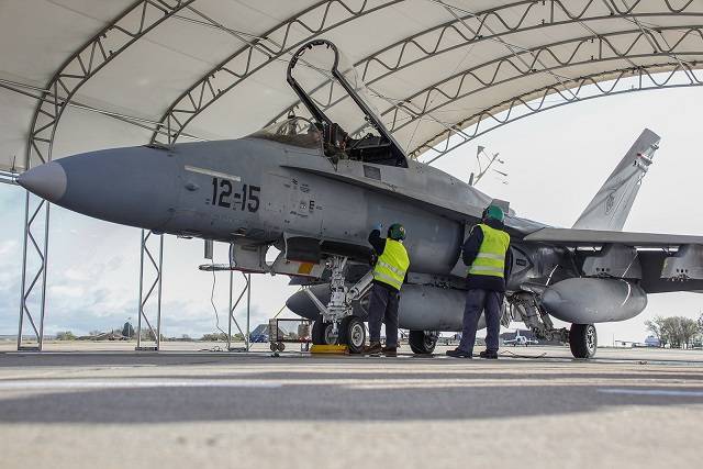 Los mecánicos de línea realizando las últimas comprobaciones antes de lanzar este EF-18M. Los mecánicos de línea realizando las últimas comprobaciones antes de lanzar este EF-18M.