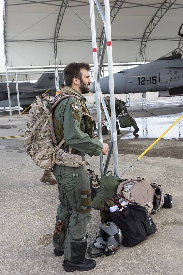 Uno de los pilotos del Ala 12, y su abultado equipaje, listo para partir camino de Lituania. Uno de los pilotos del Ala 12, y su abultado equipaje, listo para partir camino de Lituania.