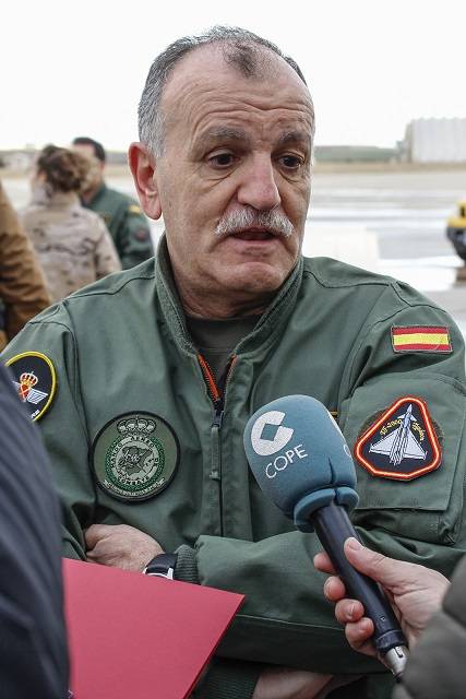 El teniente general César Miguel Simón López, un veterano piloto de Caza y Ataque, que es el actual Jefe del MACOM (Mando Aéreo de Combate) del Ejército del Aire despidió a los pilotos de los EF-18.