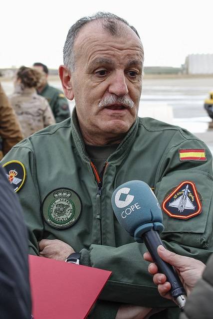 El teniente general César Miguel Simón López, un veterano piloto de Caza y Ataque, que es el actual Jefe del MACOM (Mando Aéreo de Combate) del Ejército del Aire despidió a los pilotos de los EF-18. El teniente general César Miguel Simón López, un veterano piloto de Caza y Ataque, que es el actual Jefe del MACOM (Mando Aéreo de Combate) del Ejército del Aire despidió a los pilotos de los EF-18.