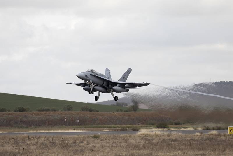 Uno de los EF-18 despegando camino de Lituania. Uno de los EF-18 despegando camino de Lituania.
