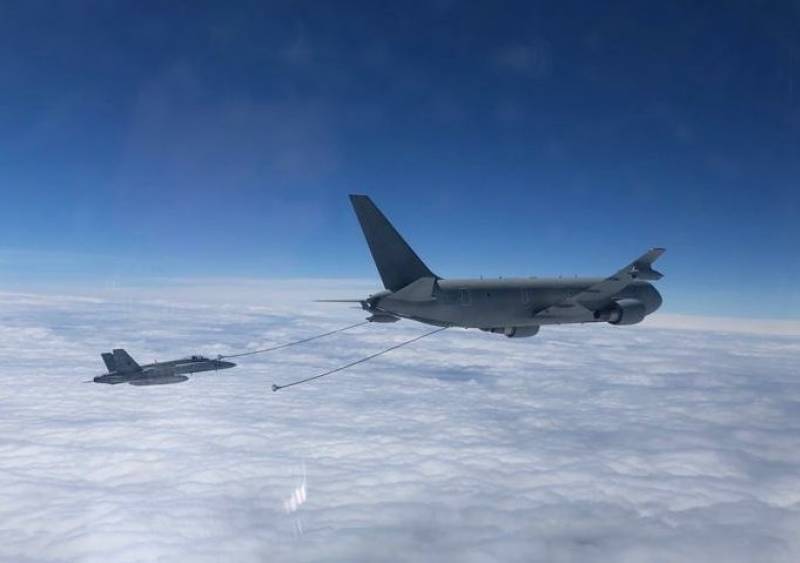 Los EF-18 repostaron sobre Alemania, a falta de aviones españoles con estas capacidades, de un Boeing KC-767A italiano. (foto: Ejército del Aire). Los EF-18 repostaron sobre Alemania, a falta de aviones españoles con estas capacidades, de un Boeing KC-767A italiano. (foto: Ejército del Aire).