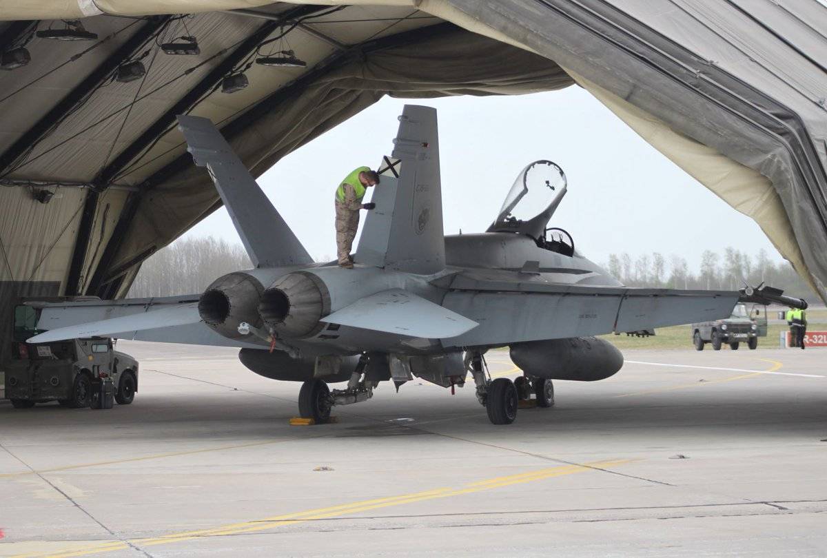 Los EF-18 ya en Šiauliai se situaron en estos shelter desplegables, ya que los refugios acorazados los ocupan los Saab “Gripen” de Hungría. (foto: Ejército del Aire). Los EF-18 ya en Šiauliai se situaron en estos shelter desplegables, ya que los refugios acorazados los ocupan los Saab “Gripen” de Hungría. (foto: Ejército del Aire).