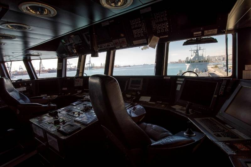 Puente de mando con el RAYO al fondo