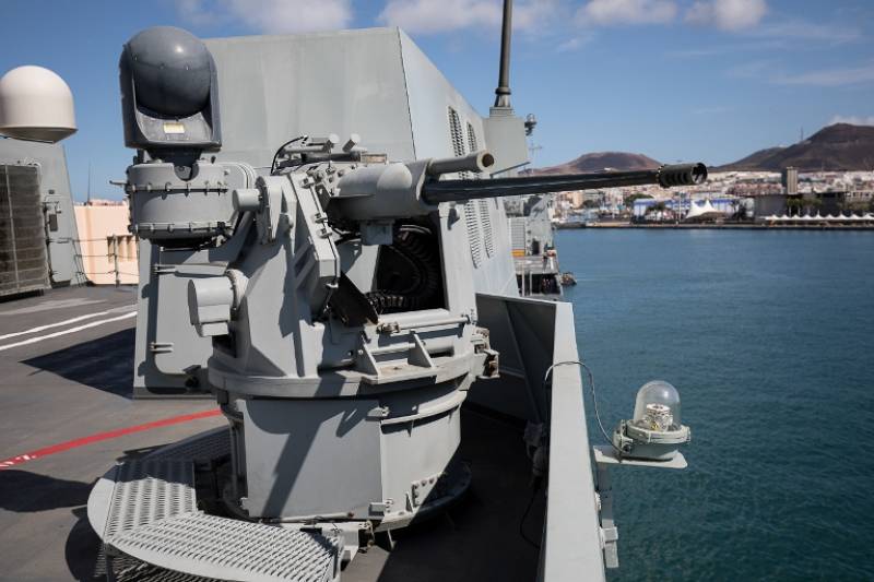 Can BAE-System Mk-38 Typhoon de 25 mm. El Mk 38 es un sistema de autodefensa estabilizado que mejora drsticamente las capacidades de autodefensa de los barcos en todas las condiciones climticas, de da o de noche.
