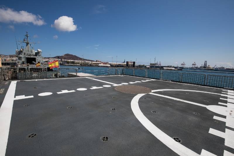 La cubierta de vuelo de estos BAM es lo suficientemente grande como para operar helicpteros de tamao medio como el NH90Caiman,AB-212 o el Sikorsky SH-3 Sea King por poner algn ejemplo