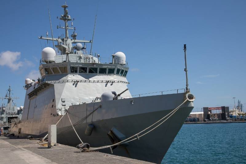 P-44 Relmpago atracado en el Arsenal de Gran Canarias.